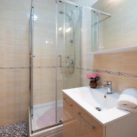 Amazing In With Kitchen Apartment *