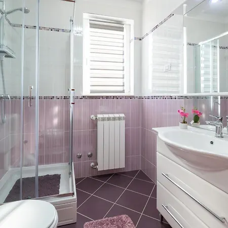 Amazing In With Kitchen Apartment *