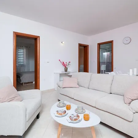 Amazing In With Kitchen Apartment *